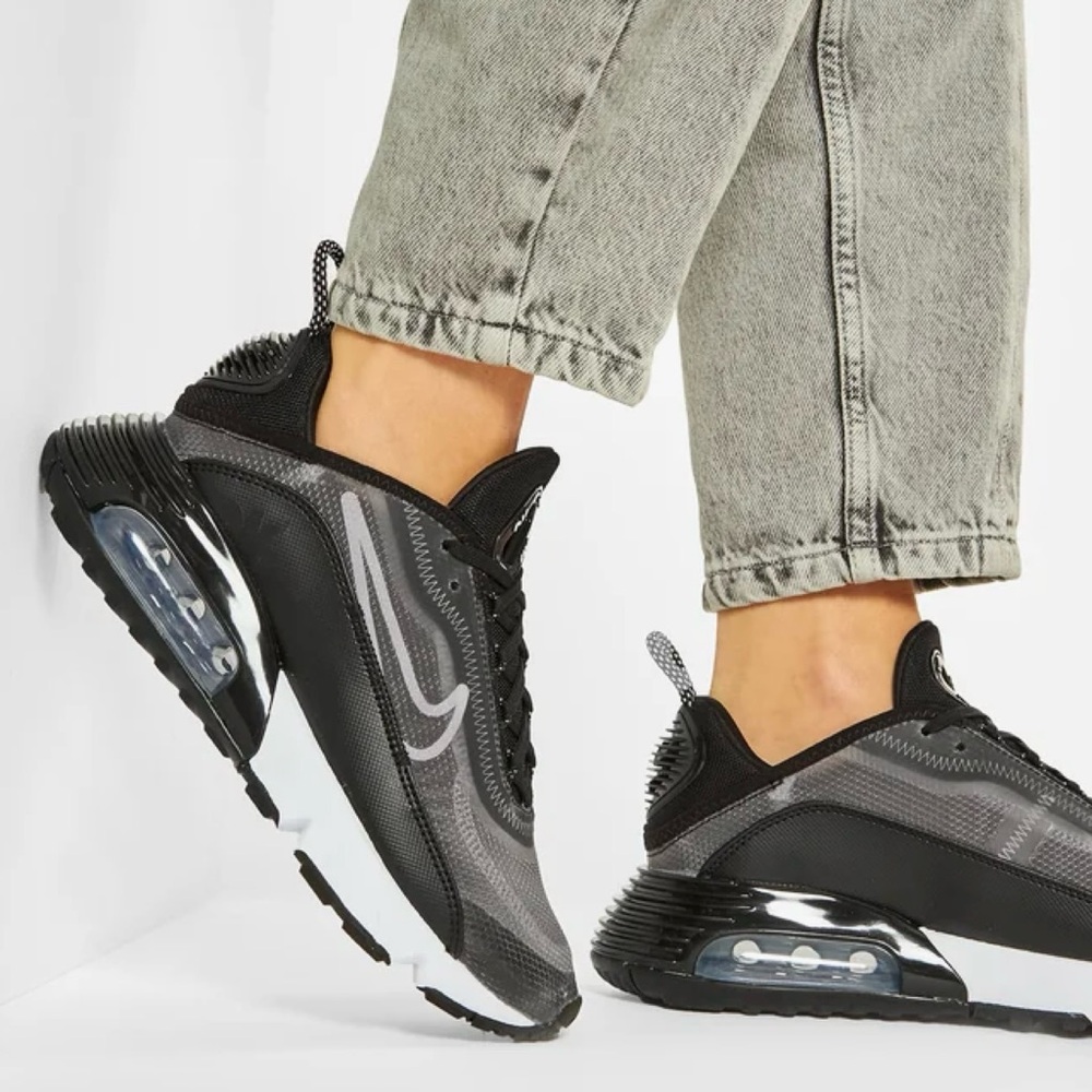 Nike women’s black 2090 air max runners size 37.5US/5UK /38.5 EUR gently used